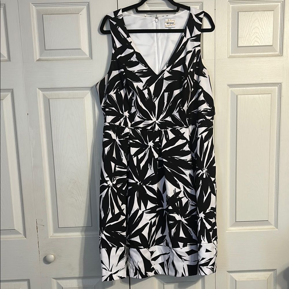 ASHLEY GRAHAM Size 18W NWT Black White V-Neck Fit Flare Floral Tropical A-Line